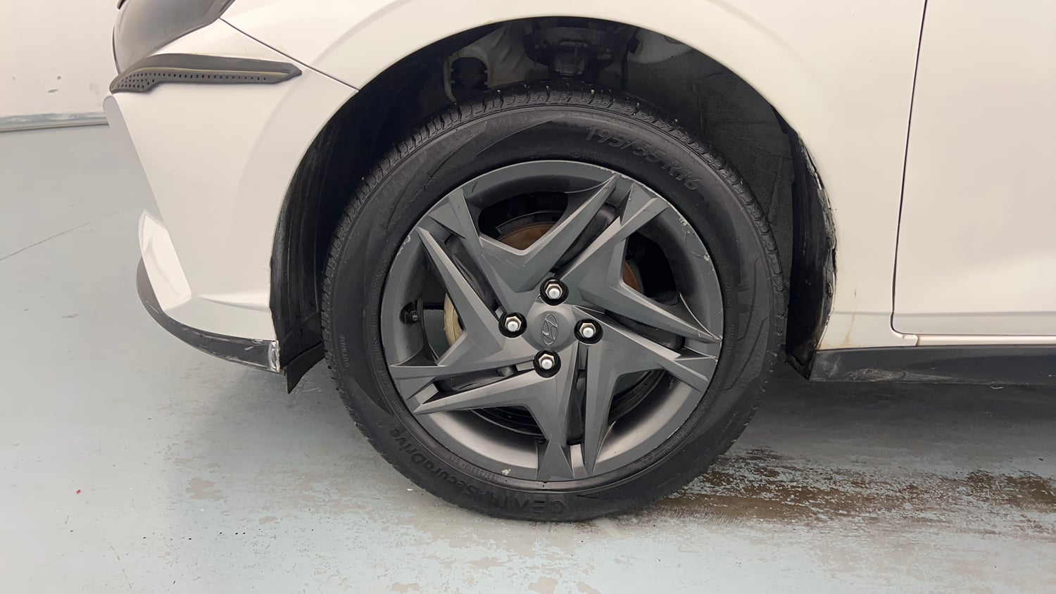 Used 2023 Hyundai i20 Sportz 1.2 MT Petrol Manual tyres LEFT FRONT TYRE RIM VIEW