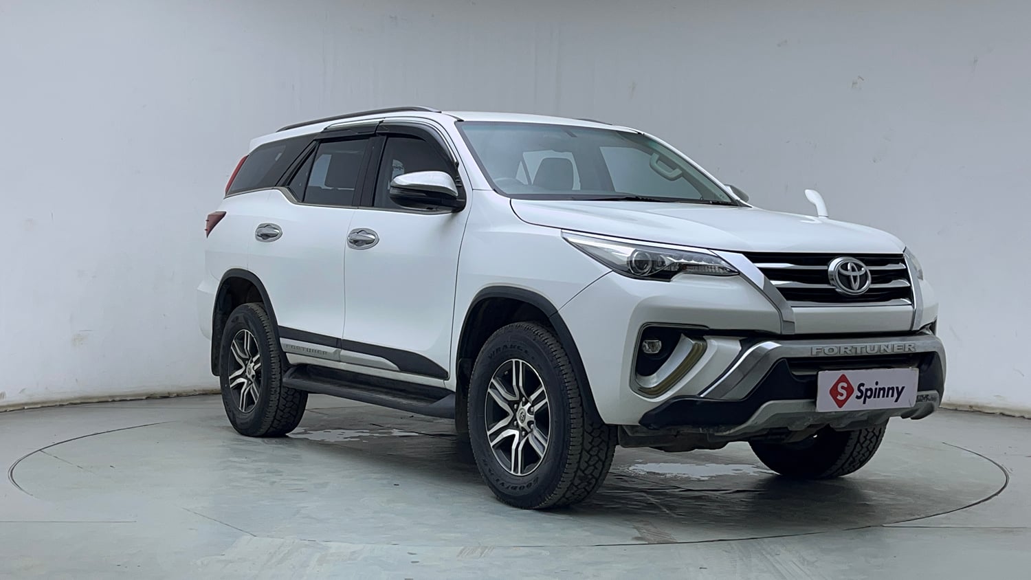 Used 2019 Toyota Fortuner 2.8 4x2 MT Diesel Manual exterior RIGHT FRONT CORNER VIEW