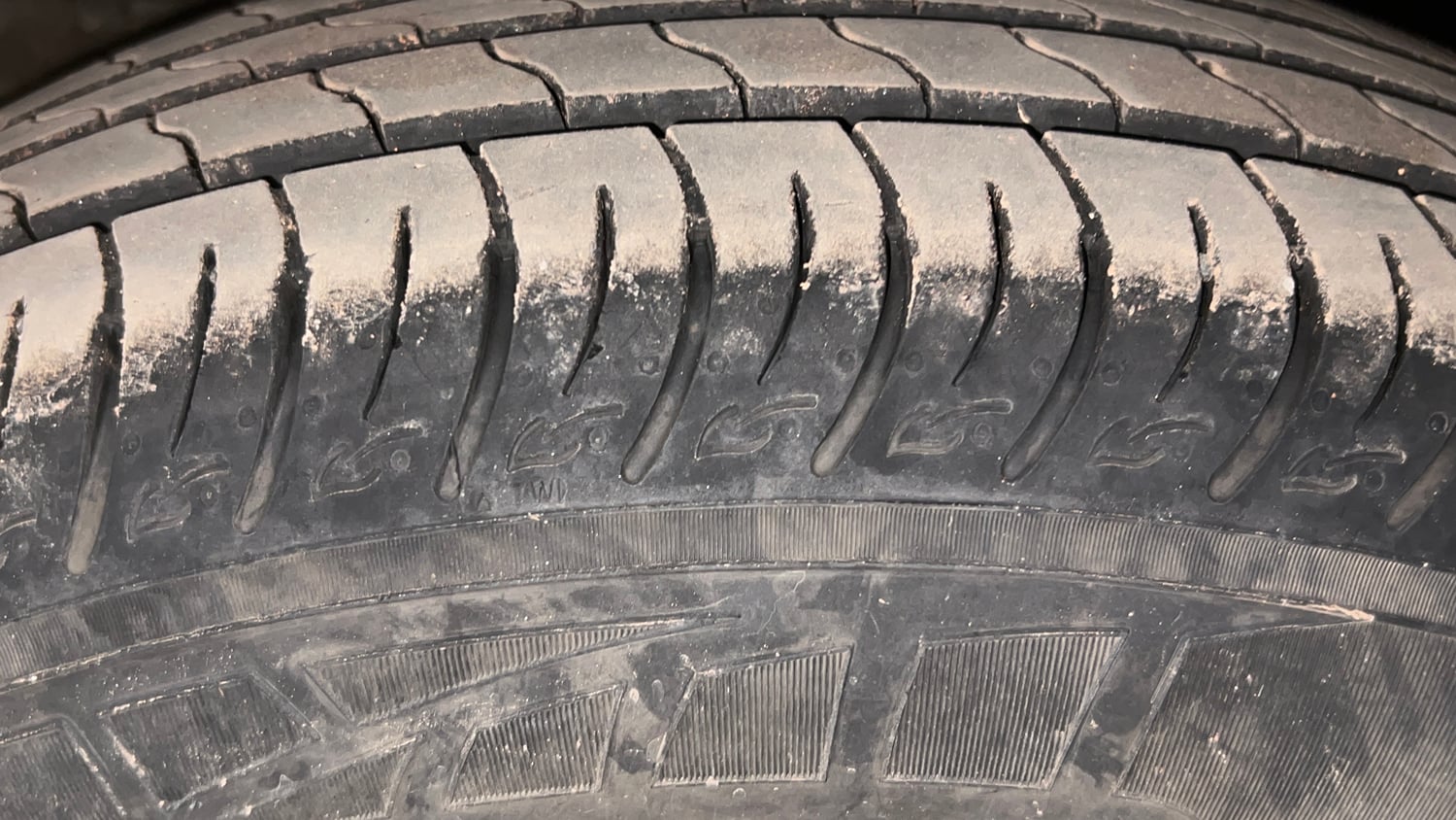 Used 2024 Mahindra XUV 3XO AX5 1.2 Petrol Petrol Manual tyres LEFT FRONT TYRE TREAD VIEW