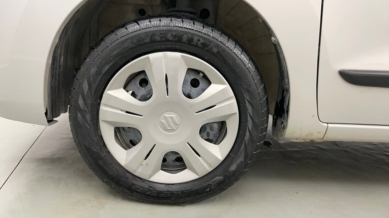 Used 2017 Maruti Suzuki Wagon R 1.0 VXI AMT Petrol Automatic tyres LEFT FRONT TYRE RIM VIEW