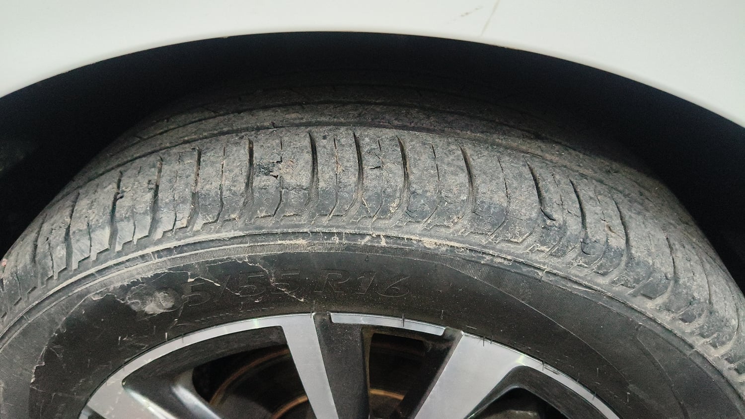 Used 2022 Skoda Slavia Style 1.0L TSI MT Petrol Manual tyres RIGHT FRONT TYRE TREAD VIEW