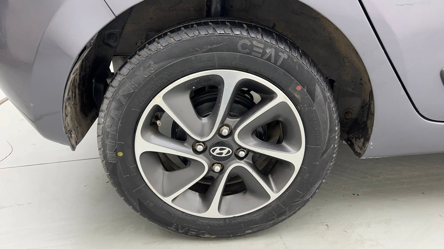 Used 2017 Hyundai Grand i10 Sportz (O) AT 1.2 Kappa VTVT Petrol Automatic tyres RIGHT REAR TYRE RIM VIEW