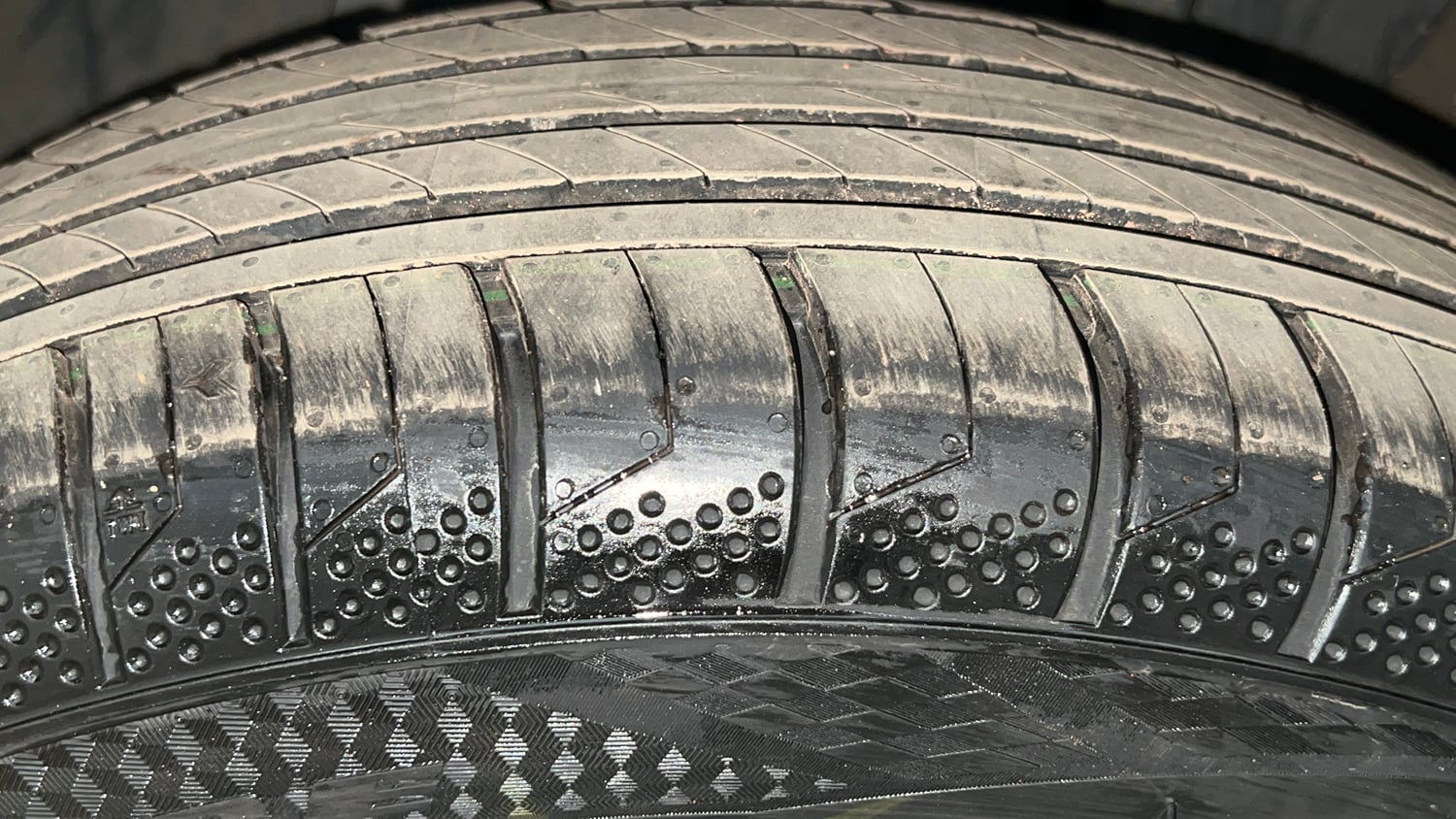 Used 2023 Nissan Magnite XV Petrol Manual tyres LEFT FRONT TYRE TREAD VIEW