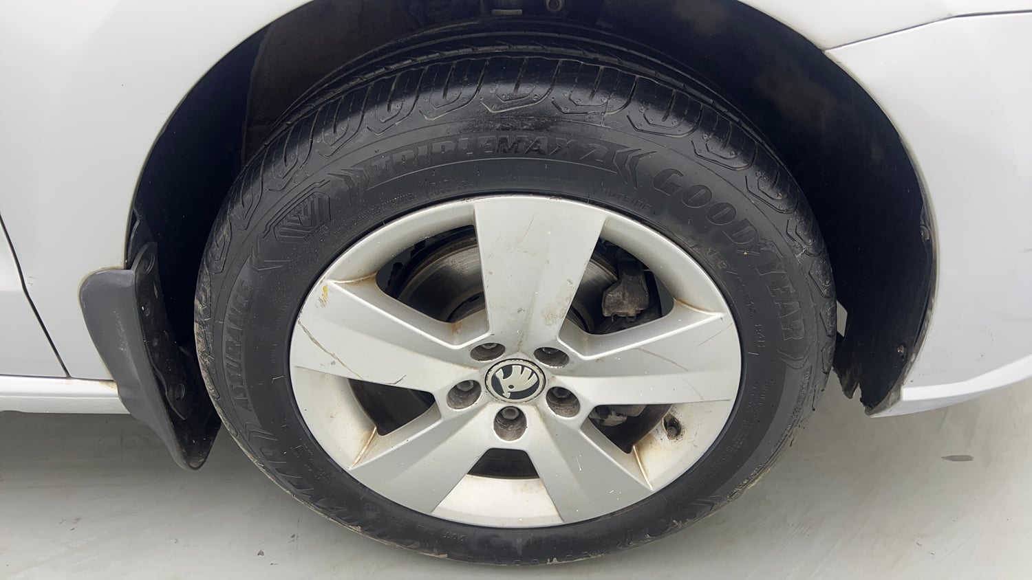 Used 2018 Skoda Rapid Ambition 1.6 MPI AT Petrol Automatic tyres RIGHT FRONT TYRE RIM VIEW