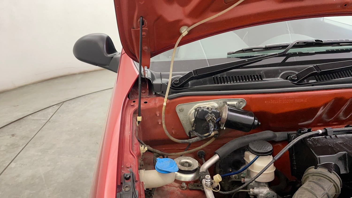 Used 2014 Maruti Suzuki Alto 800 Lxi Petrol Manual engine ENGINE RIGHT SIDE HINGE & APRON VIEW