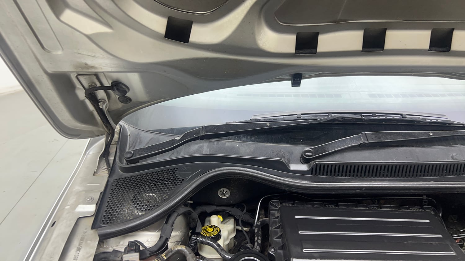 Used 2018 Skoda Rapid Ambition 1.6 MPI AT Petrol Automatic engine ENGINE RIGHT SIDE HINGE & APRON VIEW