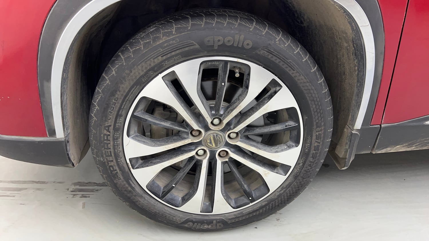 Used 2021 MG Motors Hector Plus Sharp 1.5 Petrol Turbo CVT 6-STR Dual Tone Petrol Automatic tyres LEFT FRONT TYRE RIM VIEW