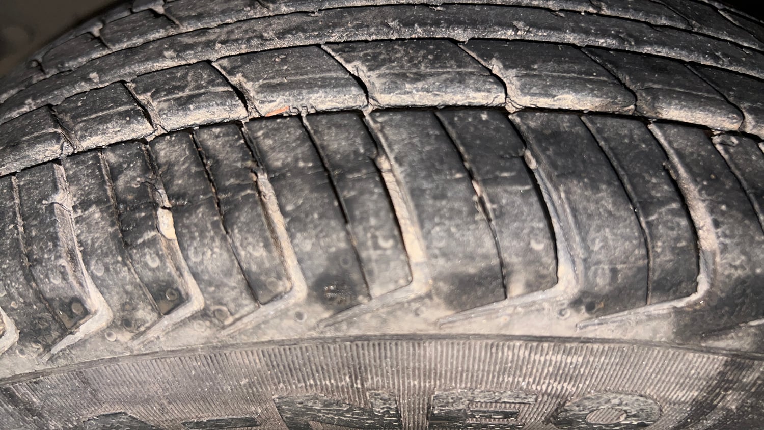 Used 2017 Renault Kwid 1.0 RXT AMT Opt Petrol Automatic tyres LEFT FRONT TYRE TREAD VIEW