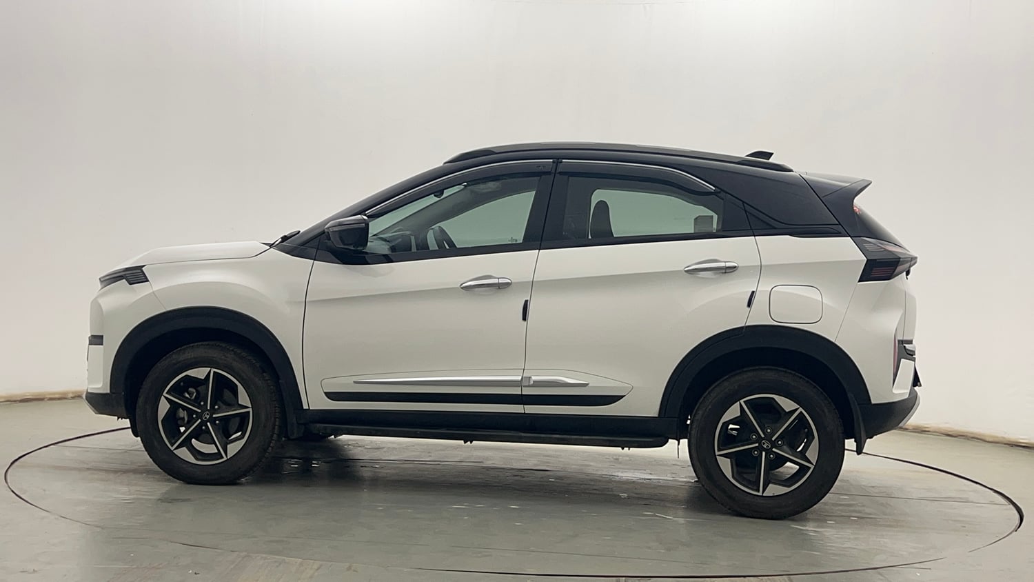Used 2025 Tata Nexon Fearless Plus (PS) 1.5 Diesel 6AMT Dual Tone Diesel Automatic exterior LEFT SIDE VIEW