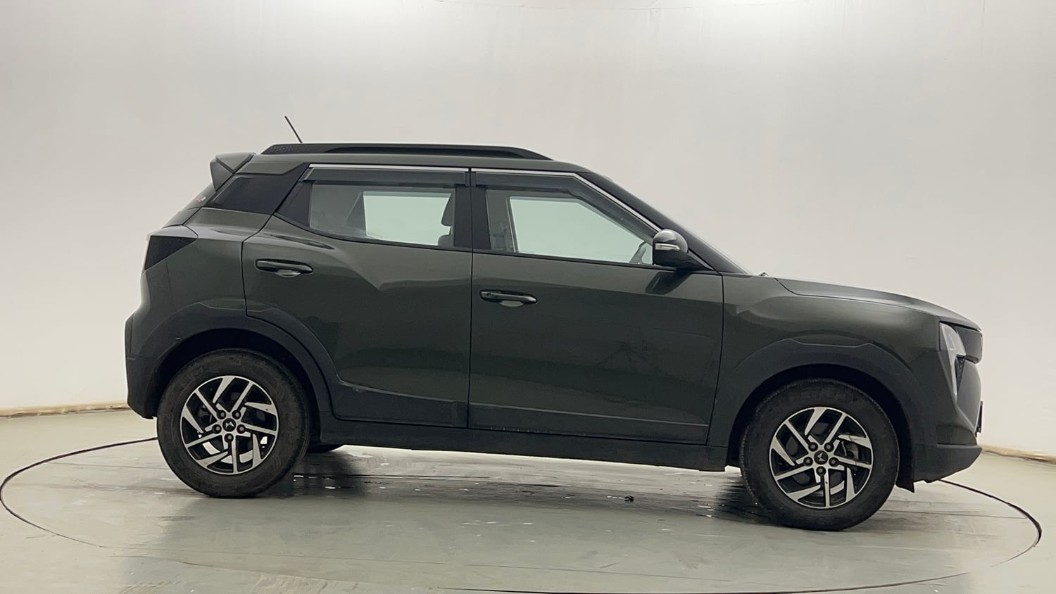 Used 2024 Mahindra XUV 3XO AX5 1.2 Petrol Petrol Manual exterior RIGHT SIDE VIEW