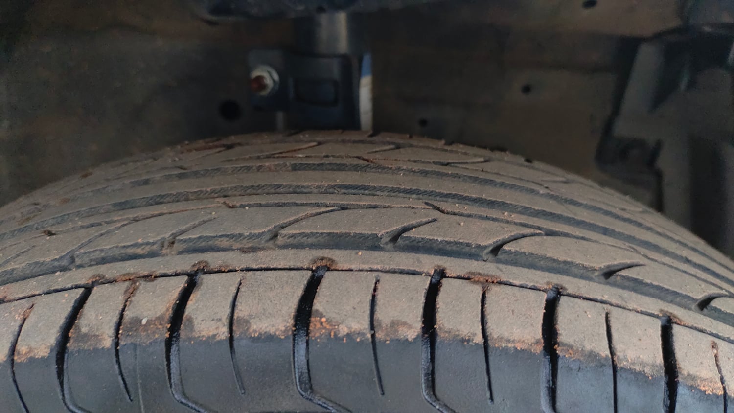 Used 2015 Maruti Suzuki Swift Dzire VXI Petrol Manual tyres RIGHT FRONT TYRE TREAD VIEW
