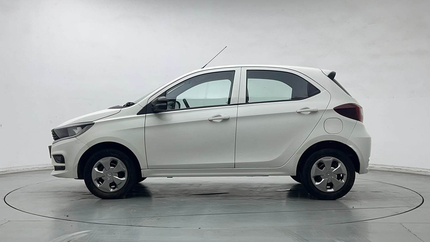 Used 2023 Tata Tiago XT (O) Petrol Manual exterior LEFT SIDE VIEW
