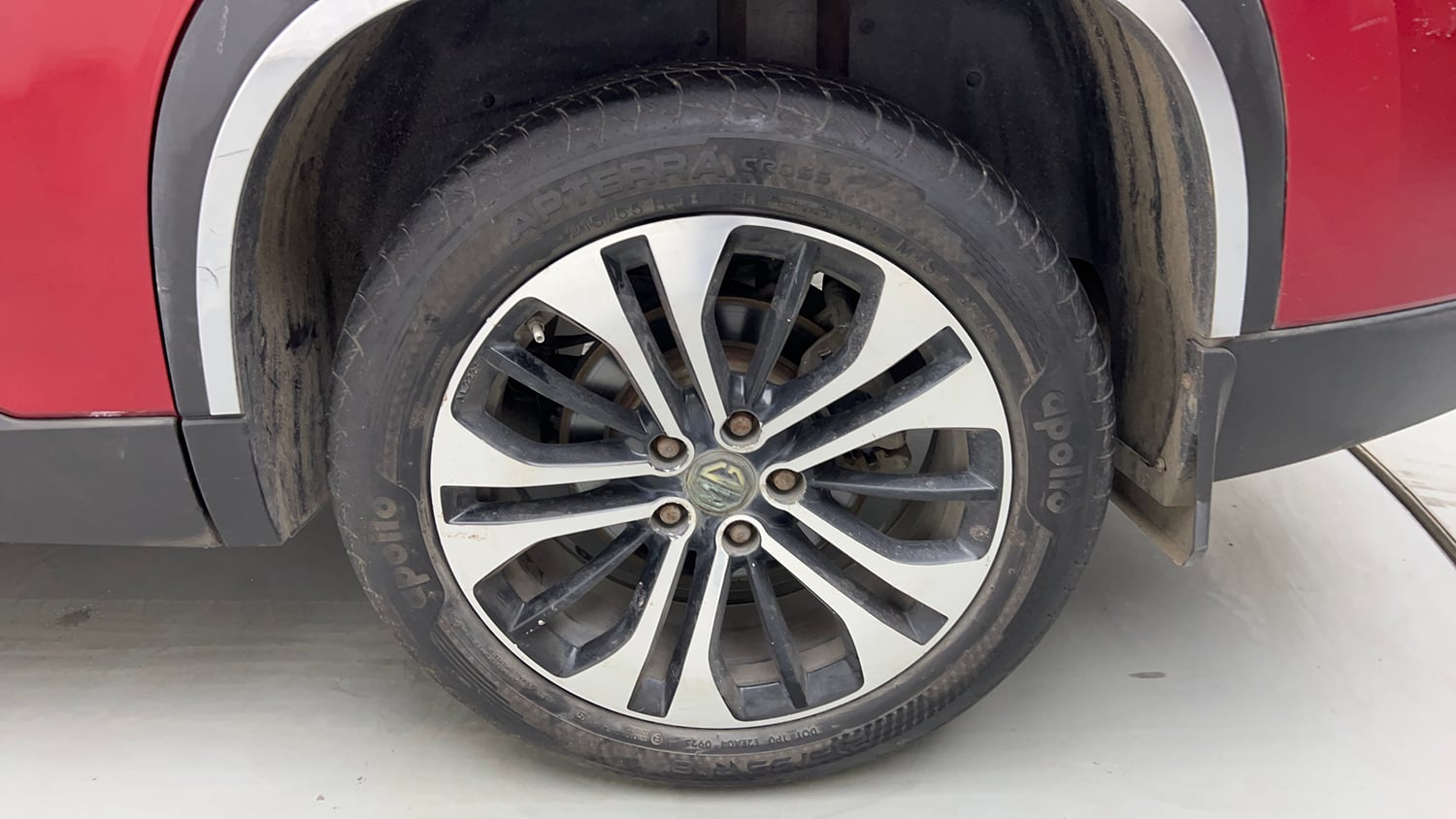 Used 2021 MG Motors Hector Plus Sharp 1.5 Petrol Turbo CVT 6-STR Dual Tone Petrol Automatic tyres LEFT REAR TYRE RIM VIEW