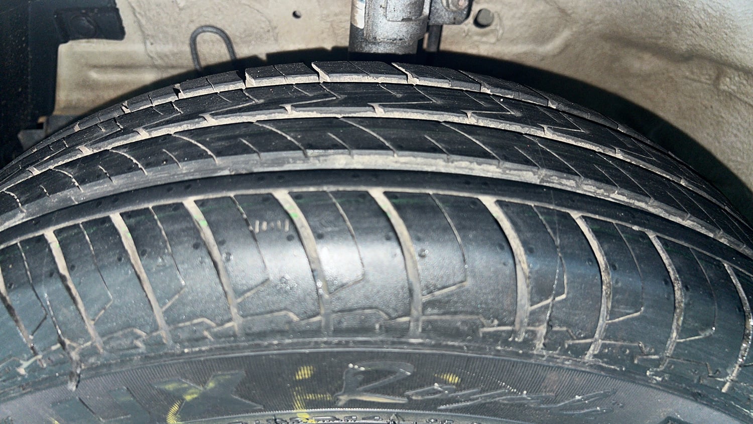 Used 2016 Maruti Suzuki Swift Lxi (O) Petrol Manual tyres LEFT FRONT TYRE TREAD VIEW