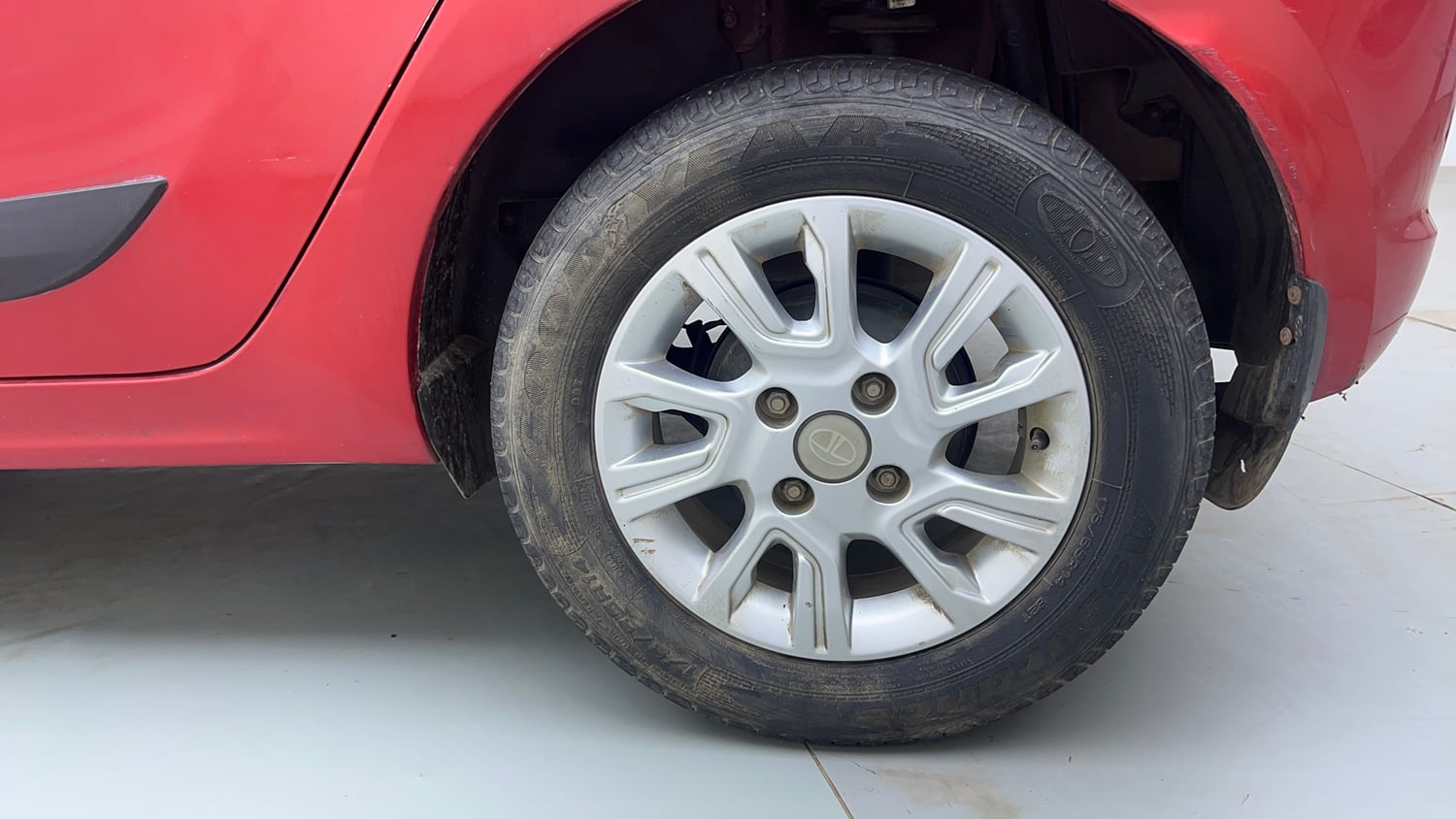 Used 2018 Tata Tiago Revotron XZA Petrol Automatic tyres LEFT REAR TYRE RIM VIEW