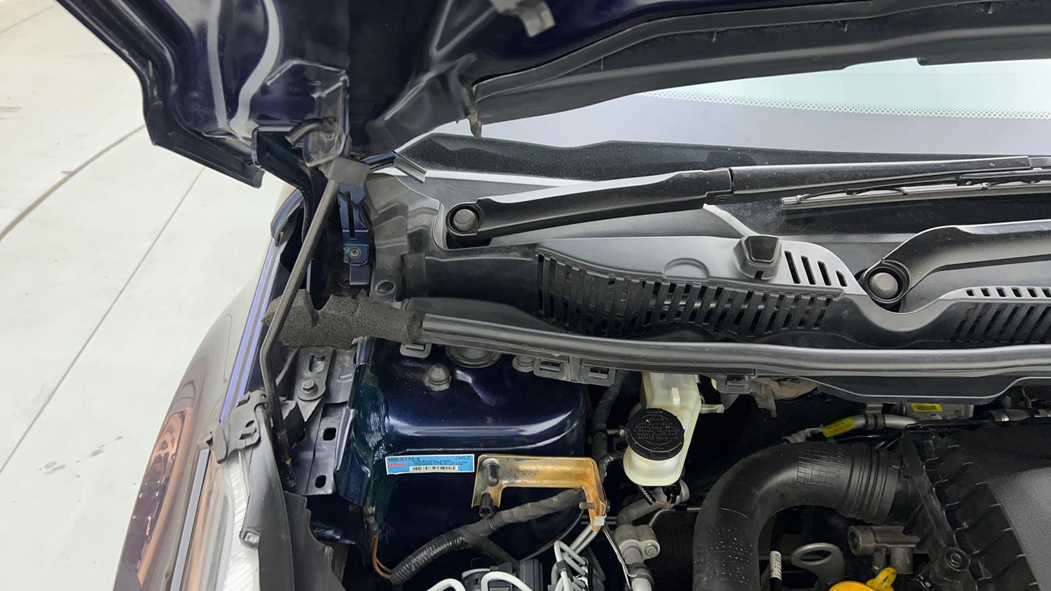 Used 2022 Tata Nexon XZA Plus (HS) Petrol Automatic engine ENGINE RIGHT SIDE HINGE & APRON VIEW