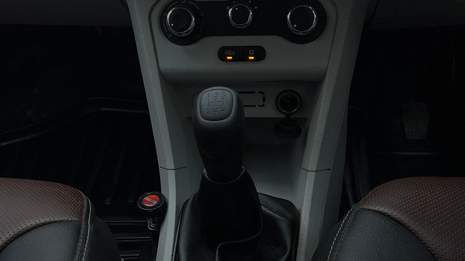 Used 2025 Tata Tiago XE CNG Cng Manual interior GEAR  KNOB VIEW