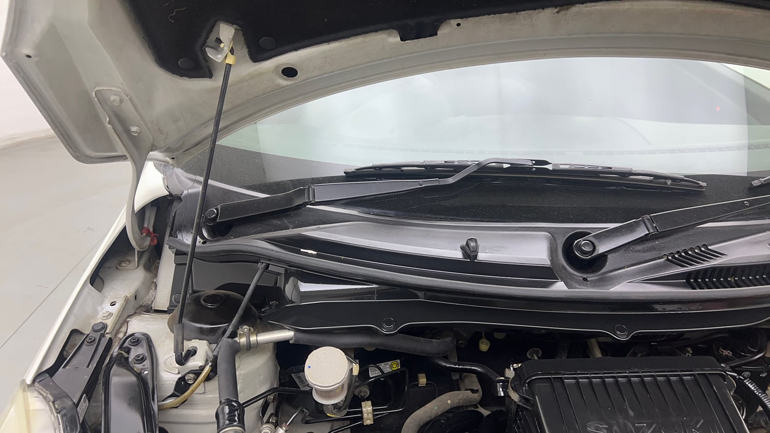 Used 2016 Maruti Suzuki Swift Lxi (O) Petrol Manual engine ENGINE RIGHT SIDE HINGE & APRON VIEW