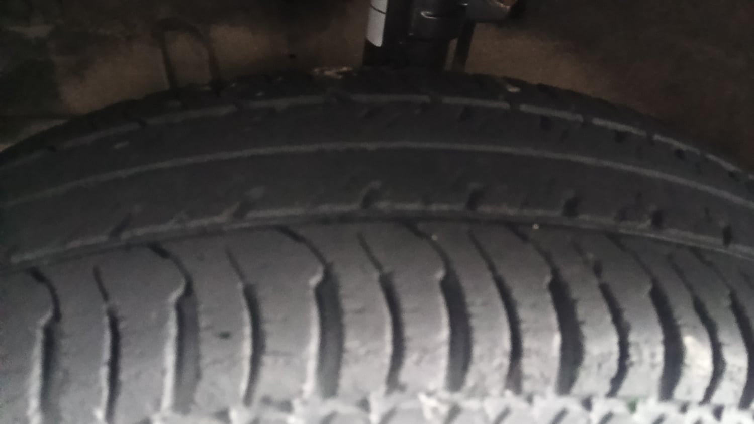 Used 2015 Maruti Suzuki Swift VXi Petrol Manual tyres LEFT FRONT TYRE TREAD VIEW