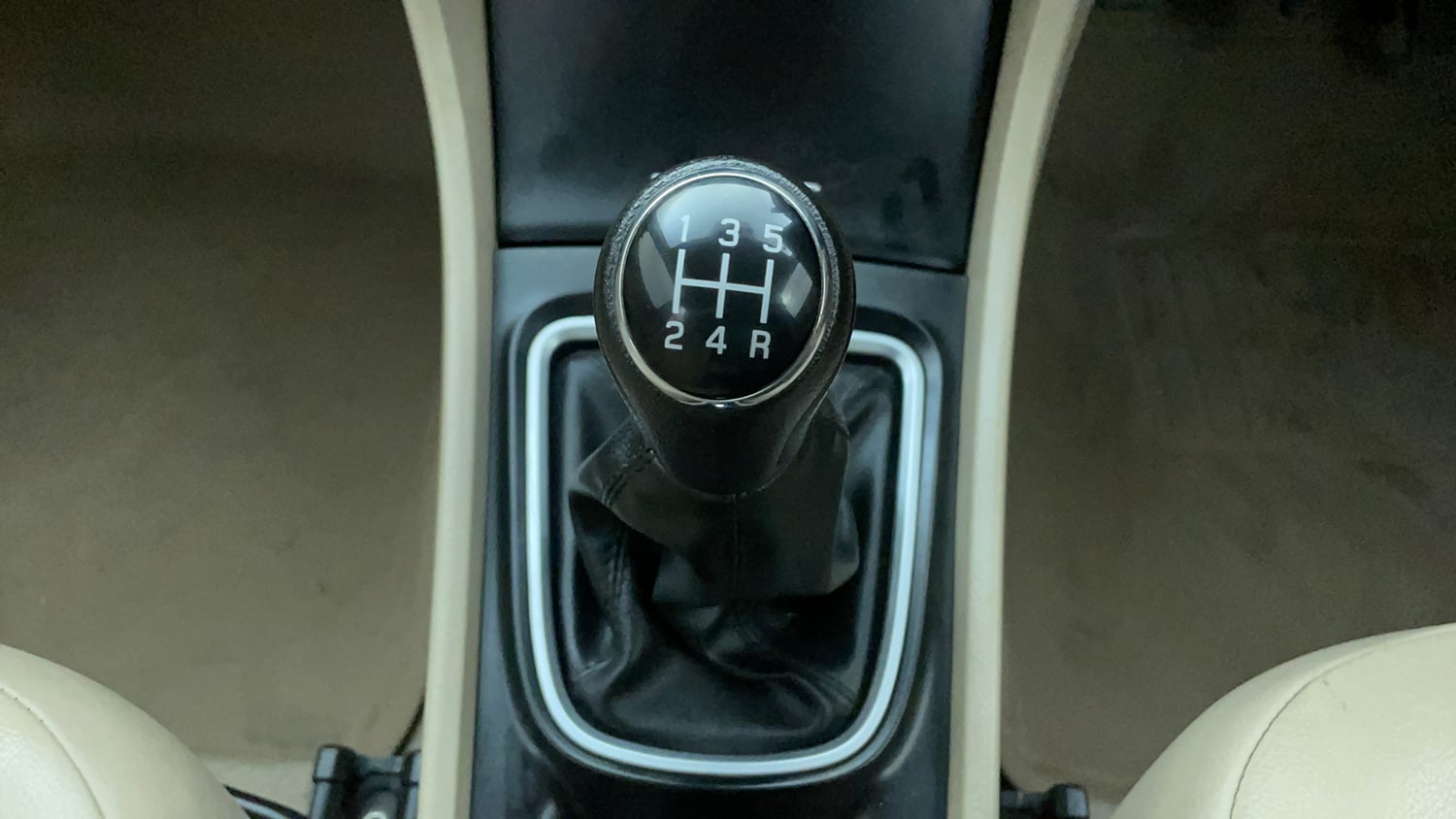 Used 2019 null Petrol Manual interior GEAR  KNOB VIEW