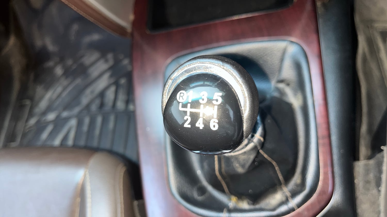 Used 2019 Toyota Fortuner 2.8 4x2 MT Diesel Manual interior GEAR  KNOB VIEW