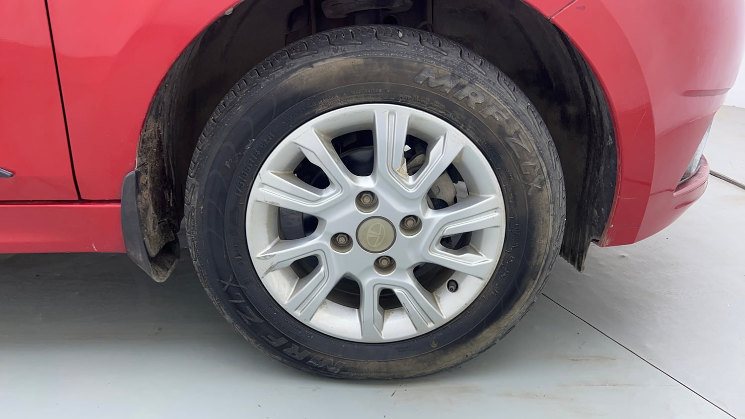 Used 2018 Tata Tiago Revotron XZA Petrol Automatic tyres RIGHT FRONT TYRE RIM VIEW