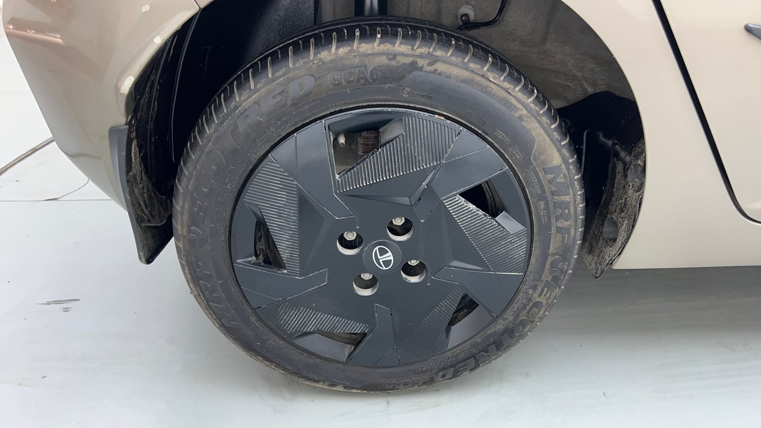 Used 2025 Tata Altroz Creative S Petrol 5AMT Petrol Automatic tyres RIGHT REAR TYRE RIM VIEW