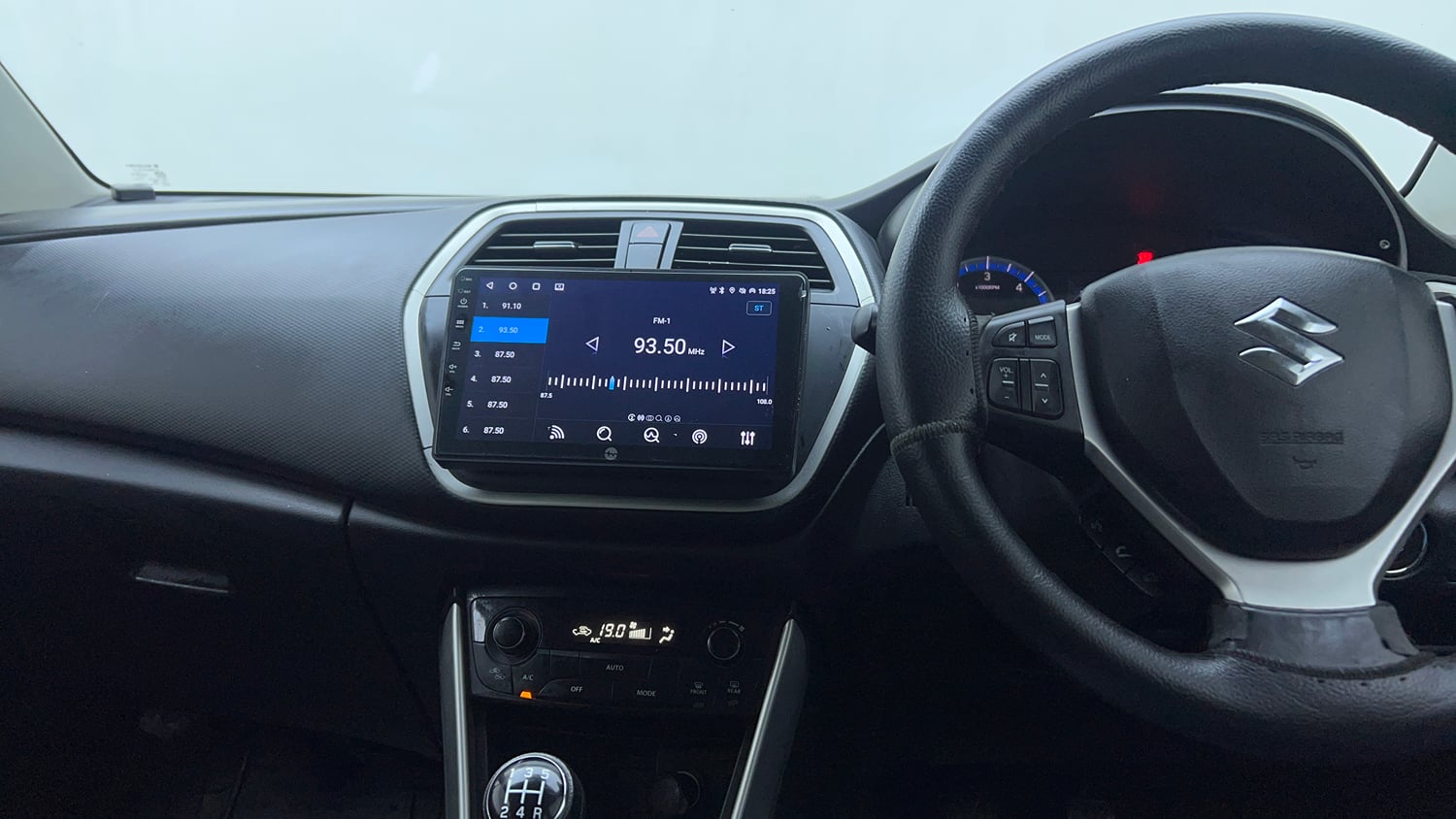 Used 2016 Maruti Suzuki S-Cross Alpha 1.3 Diesel Manual top_features Touch screen infotainment system