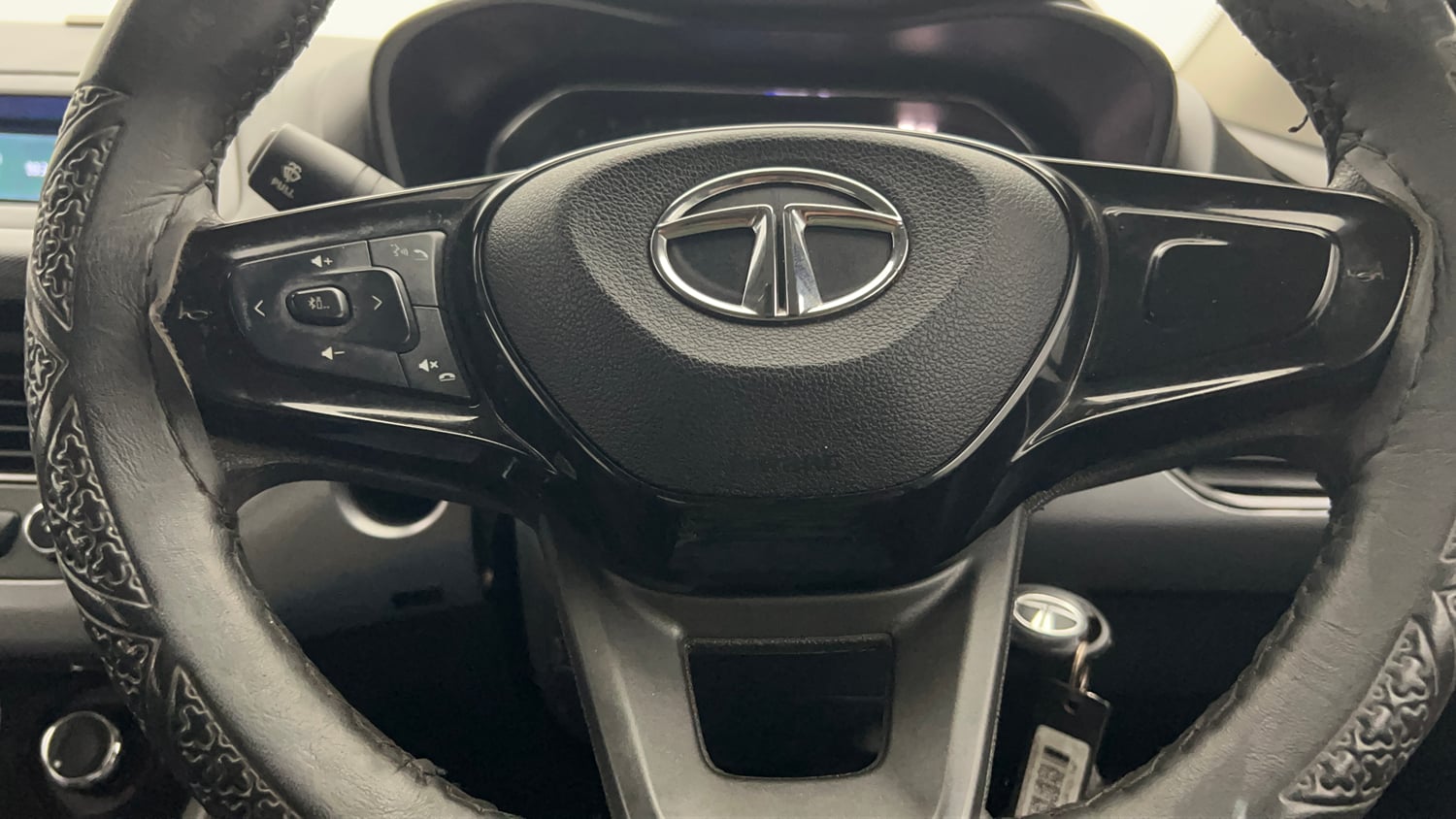 Used 2022 Tata Nexon XM (S) Petrol Manual top_features Steering mounted controls