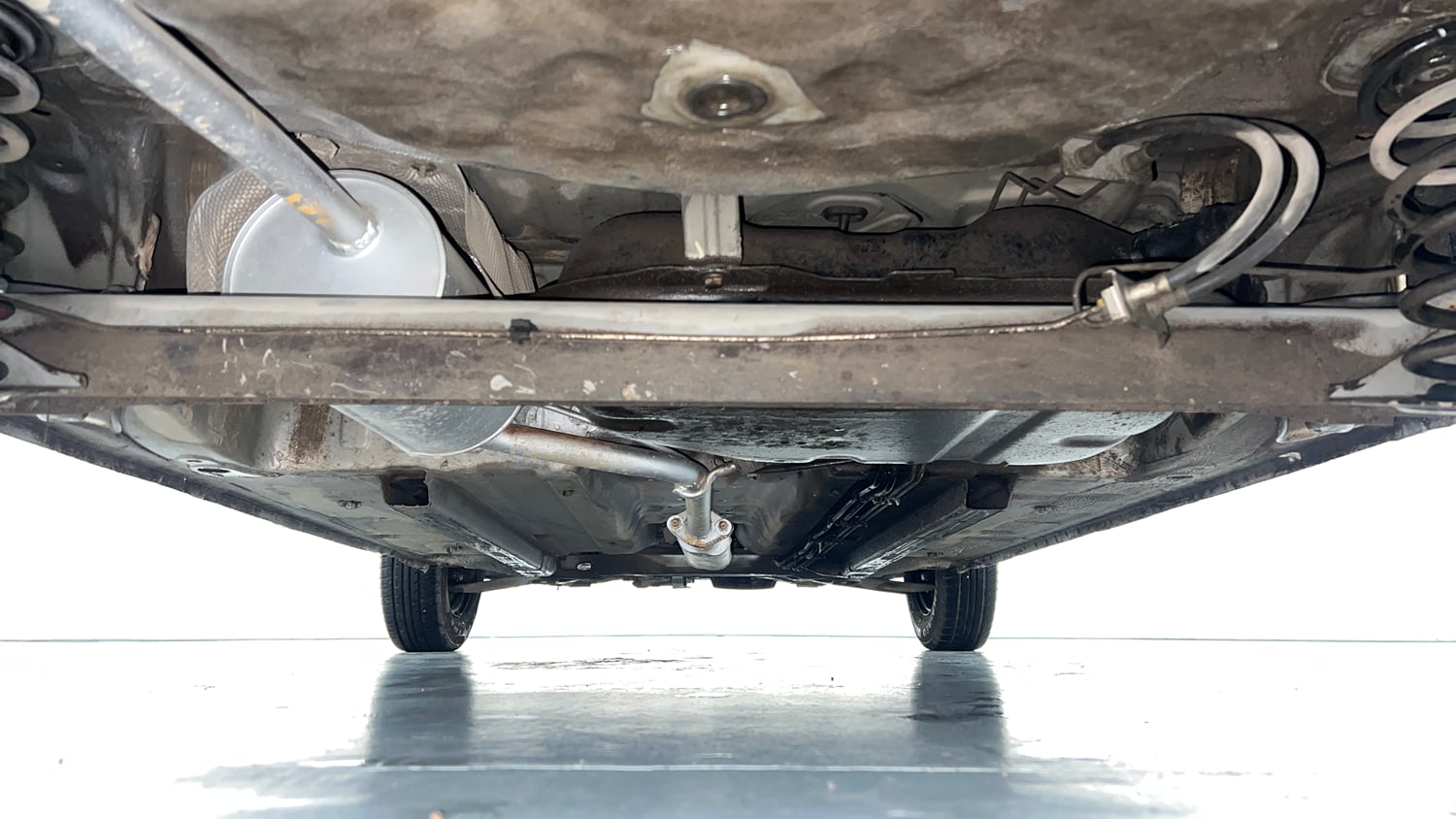 Used 2017 Renault Kwid RXT (O) 1.0 SCE Edition Petrol Manual extra REAR UNDERBODY VIEW (TAKEN FROM REAR)