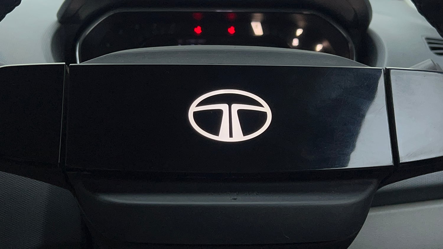 Used 2025 Tata Tiago XE CNG Cng Manual top_features Airbags