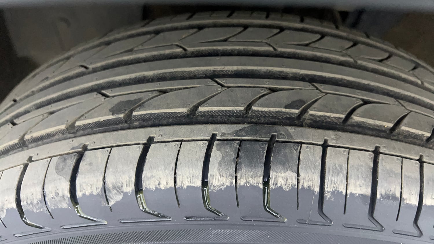 Used 2023 Renault Kiger RXZ AMT Petrol Automatic tyres LEFT FRONT TYRE TREAD VIEW