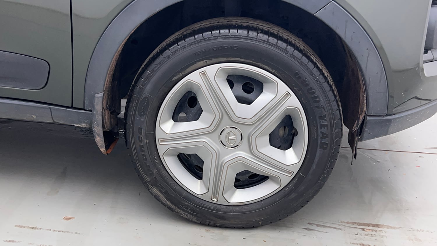 Used 2022 Tata Nexon XM (S) Petrol Manual tyres RIGHT FRONT TYRE RIM VIEW