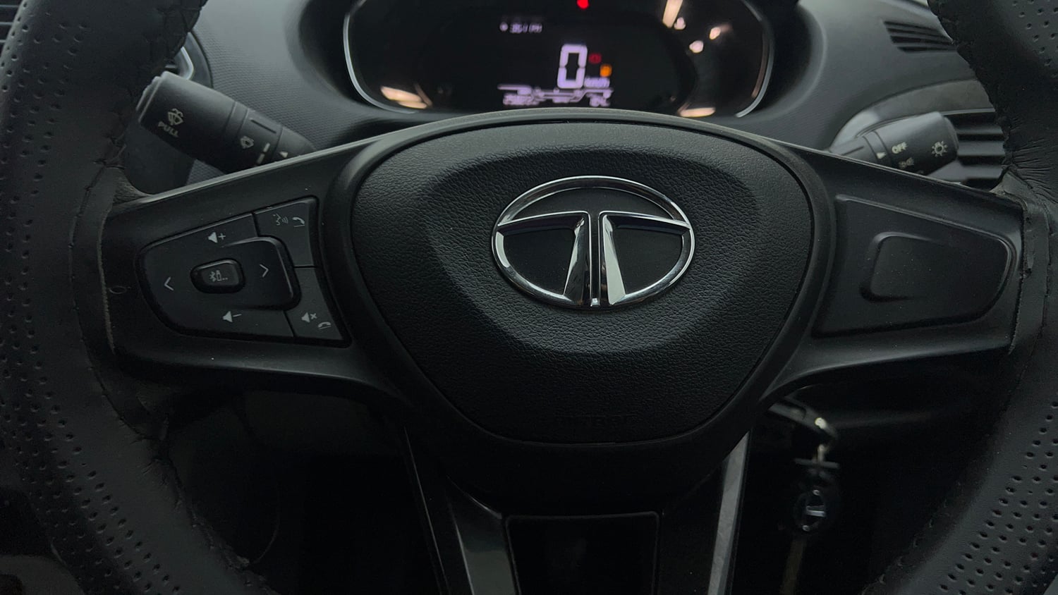 Used 2023 Tata Tiago XT (O) Petrol Manual top_features Steering mounted controls