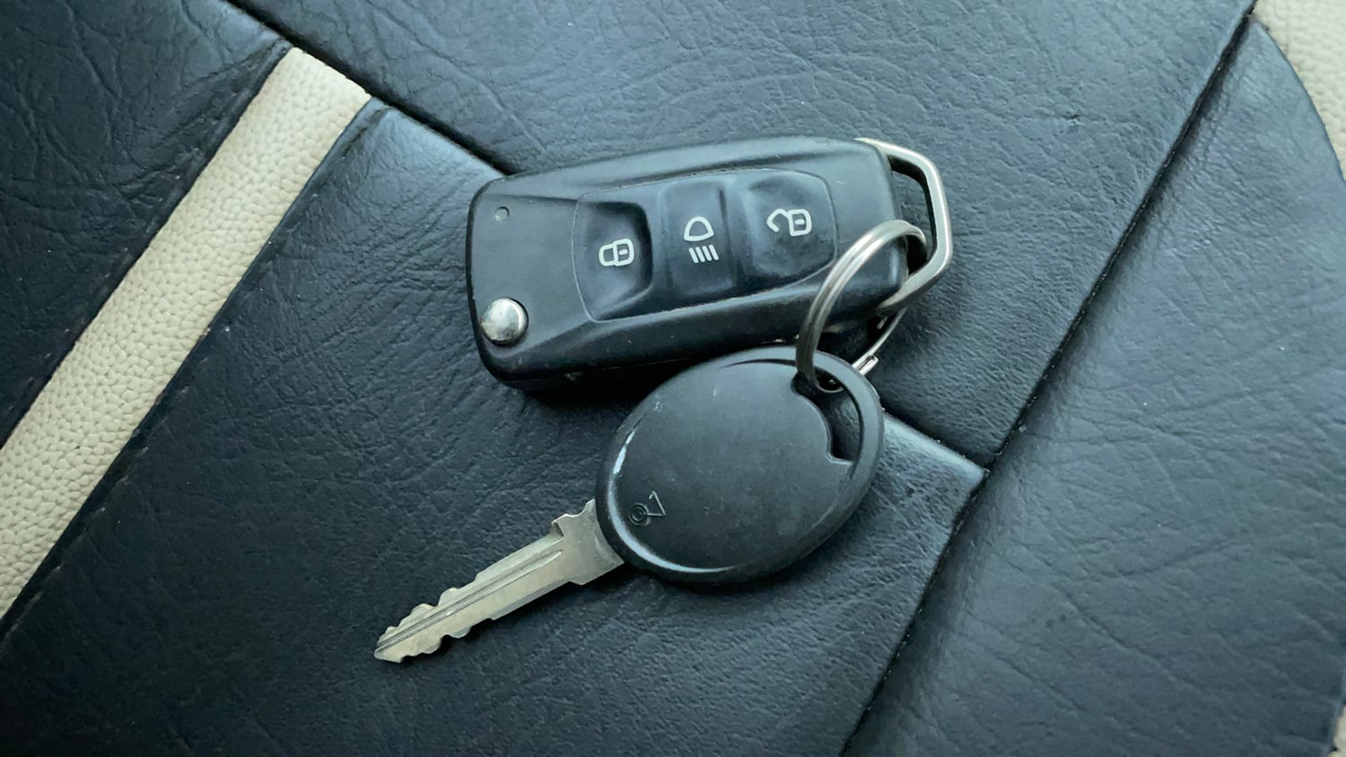 Used 2016 Tata Tiago Revotron XM Petrol Manual extra CAR KEY VIEW