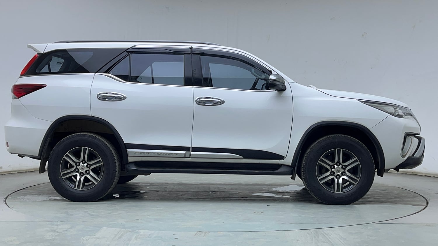 Used 2019 Toyota Fortuner 2.8 4x2 MT Diesel Manual exterior RIGHT SIDE VIEW