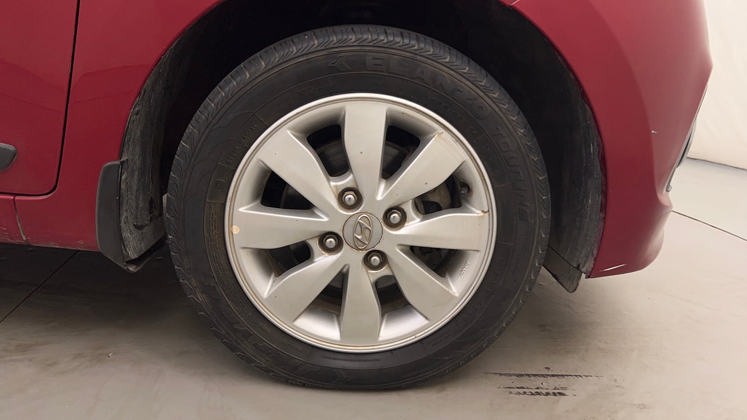 Used 2014 Hyundai Xcent S 1.2 Petrol Manual tyres RIGHT FRONT TYRE RIM VIEW