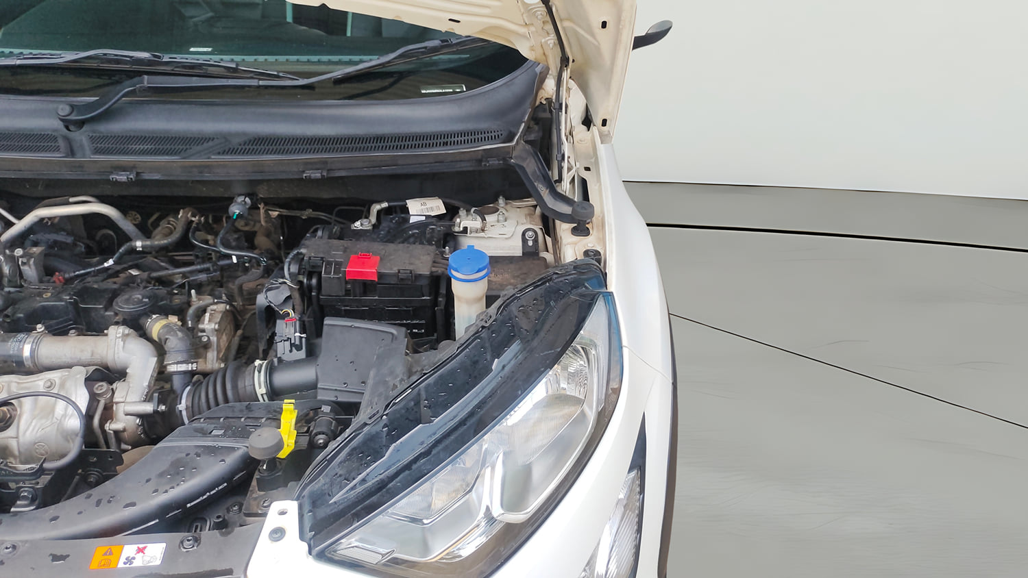 Used 2020 Ford EcoSport Ambiente 1.5L TDCi Diesel Manual engine ENGINE LEFT SIDE HINGE & APRON VIEW