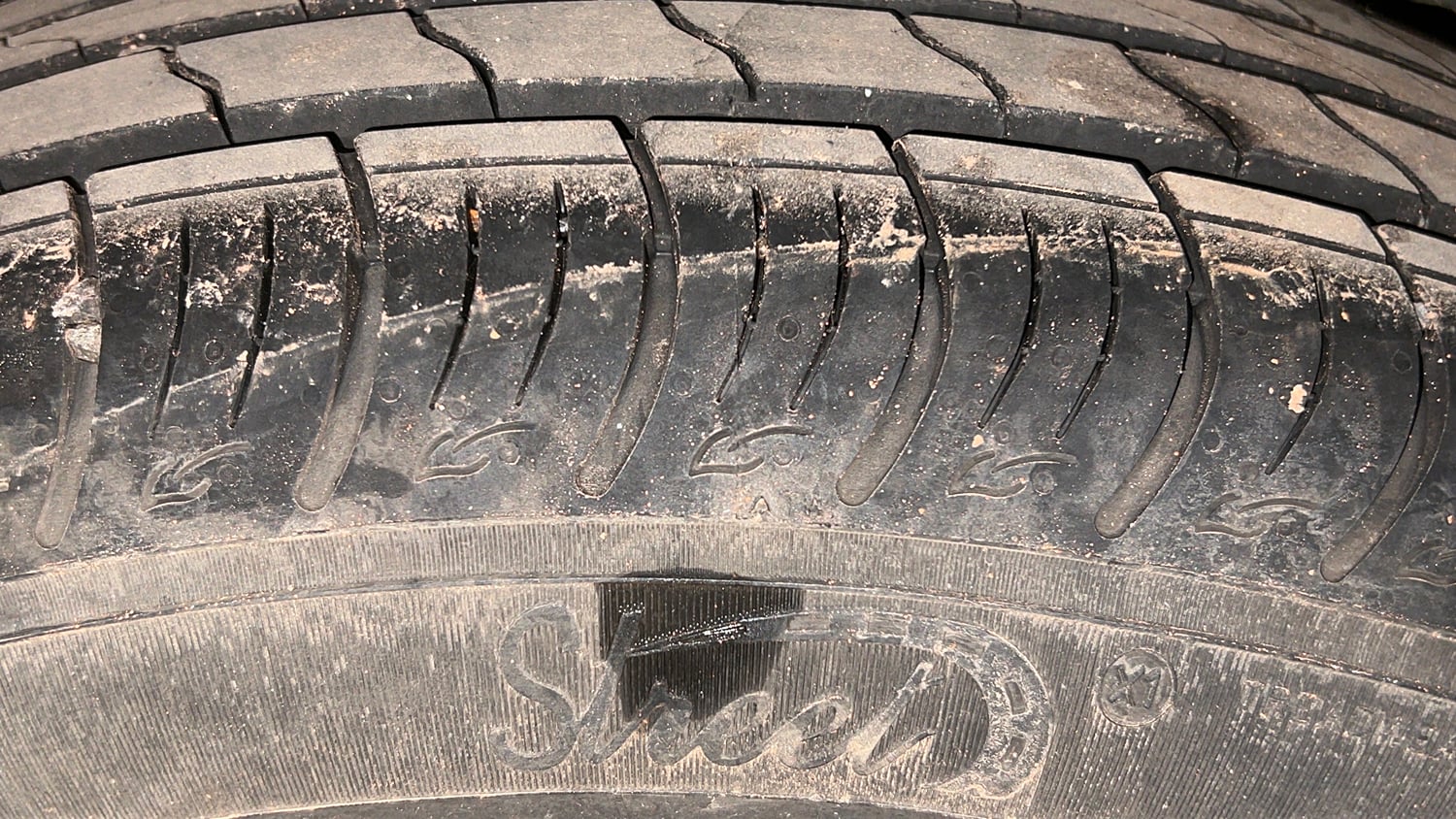 Used 2024 Mahindra XUV 3XO AX5 1.2 Petrol Petrol Manual tyres RIGHT REAR TYRE TREAD VIEW