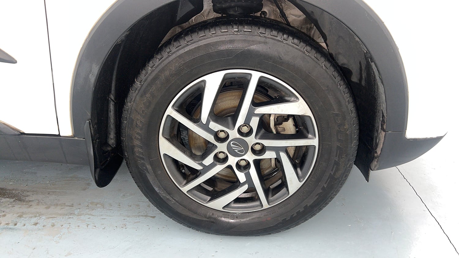 Used 2022 Mahindra XUV 300 W8 (O) 1.2 Petrol Petrol Manual tyres RIGHT FRONT TYRE RIM VIEW