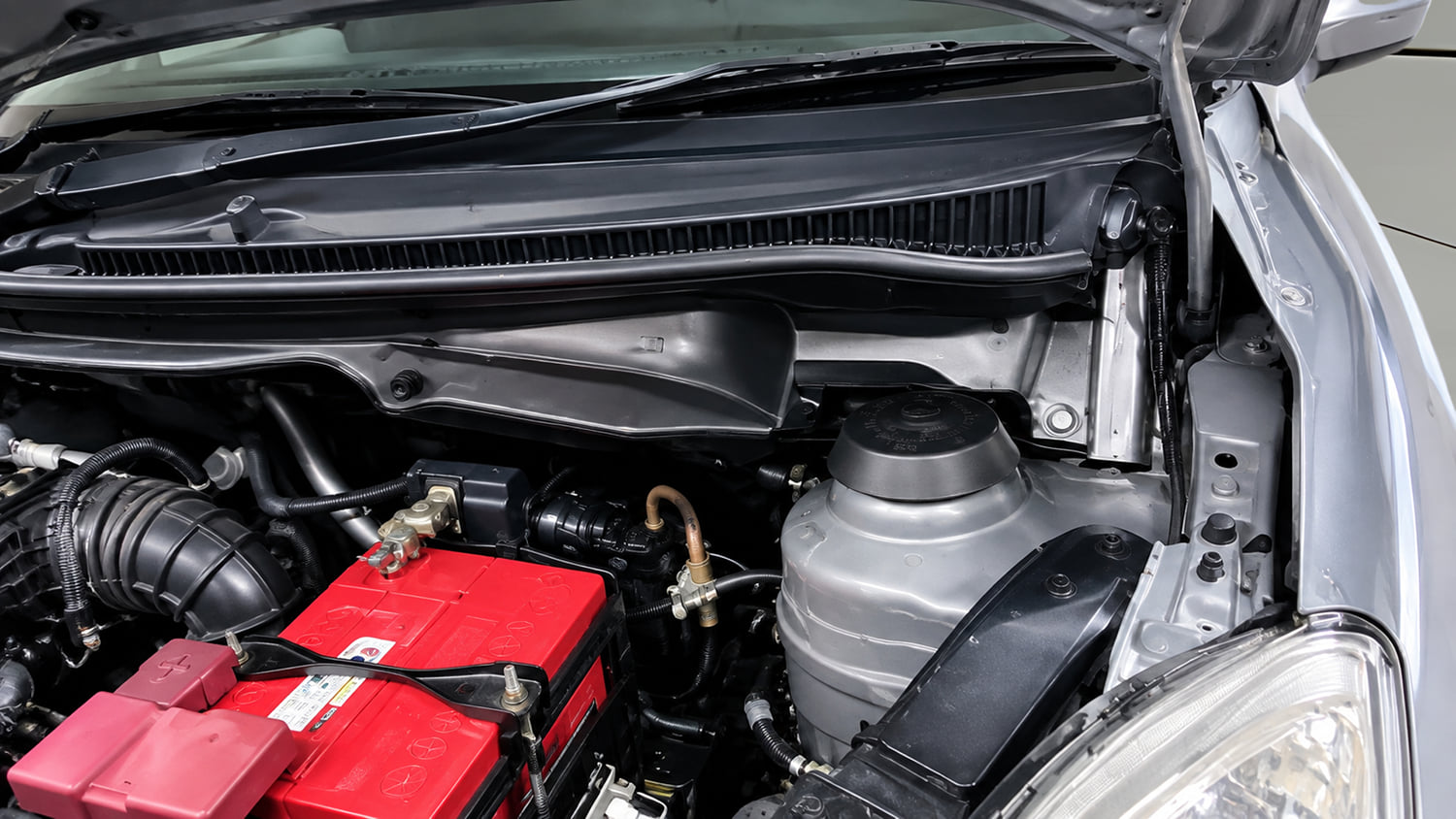 Used 2015 Maruti Suzuki Swift VXi Petrol Manual engine ENGINE LEFT SIDE HINGE & APRON VIEW