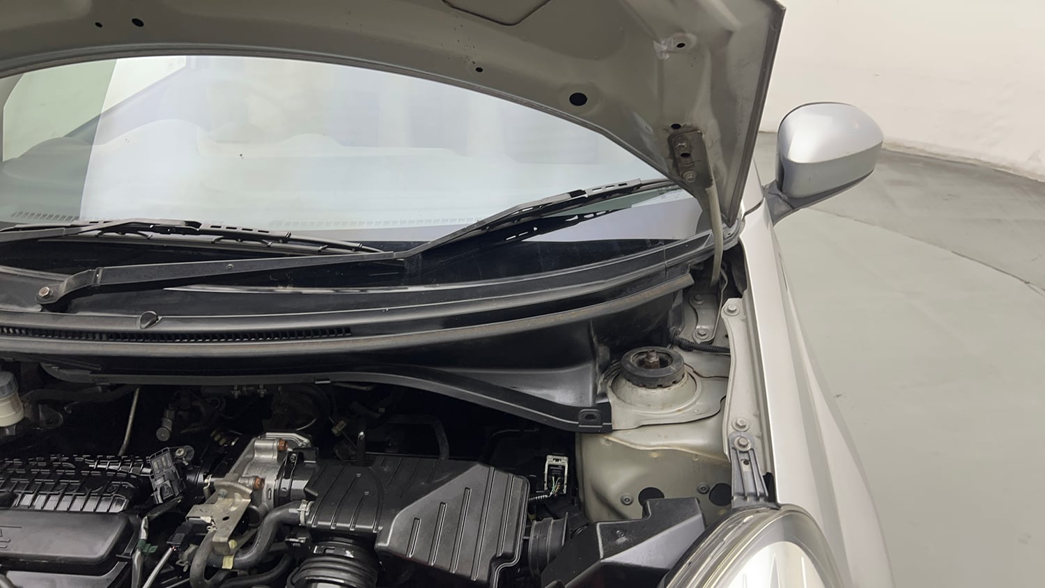 Used 2013 Honda Brio V MT Petrol Manual engine ENGINE LEFT SIDE HINGE & APRON VIEW