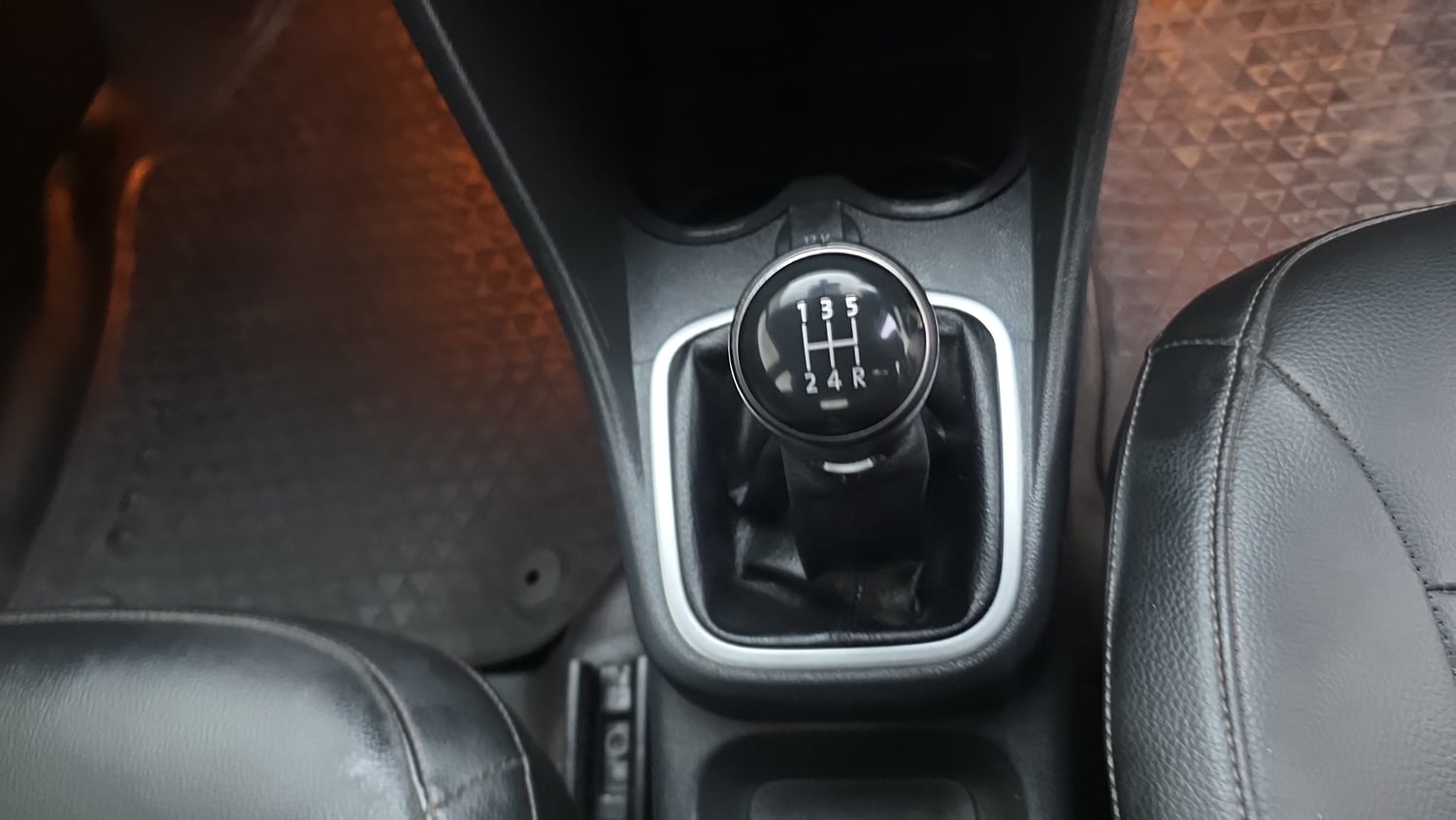 Used 2018 Volkswagen Polo Highline Plus 1.0 (P) 16 Alloy Petrol Manual interior GEAR  KNOB VIEW