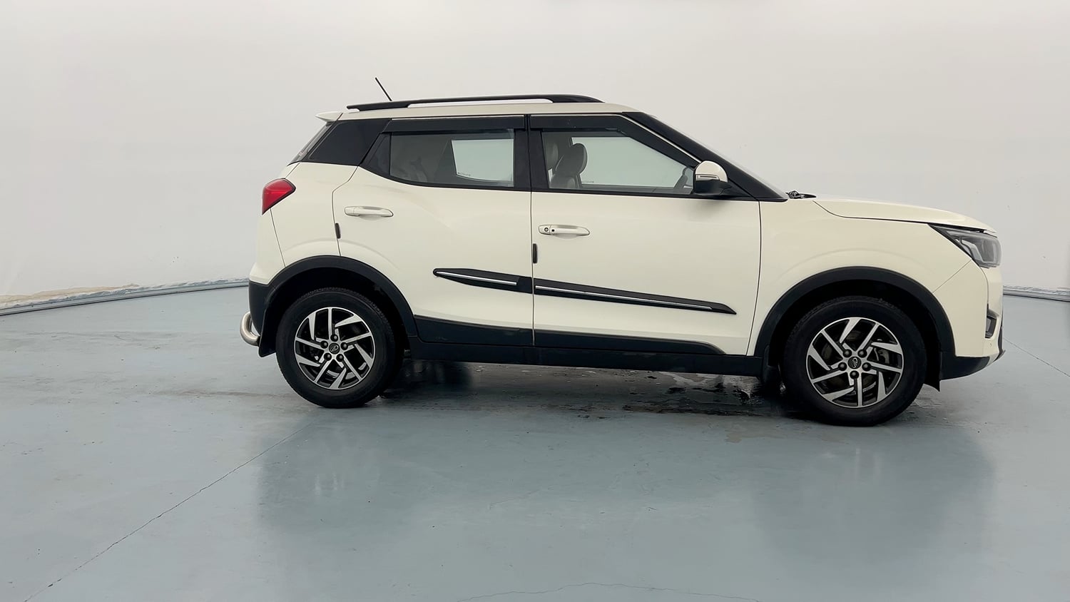 Used 2022 Mahindra XUV 300 W8 (O) 1.2 Petrol Petrol Manual exterior RIGHT SIDE VIEW