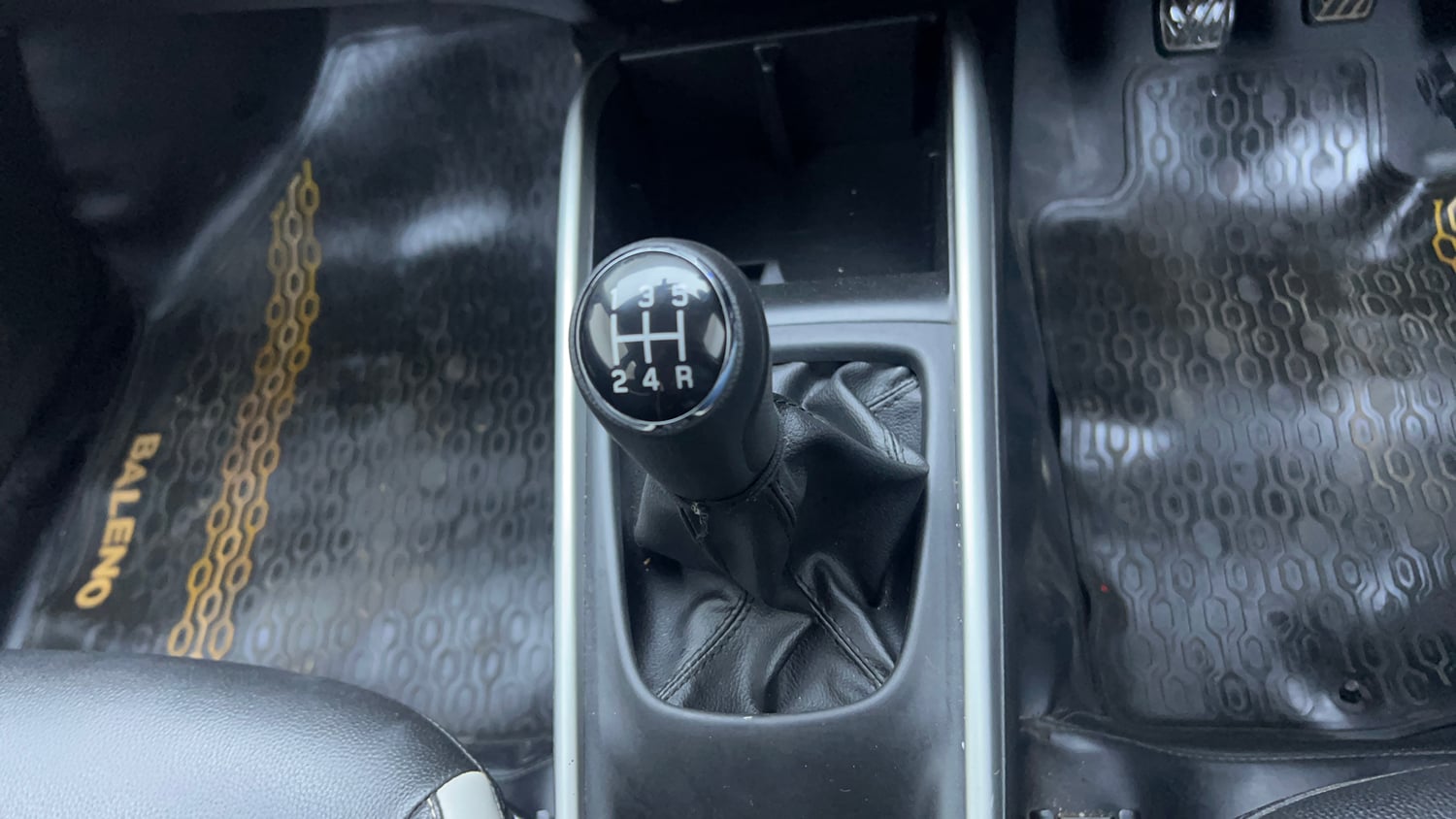 Used 2018 Maruti Suzuki Baleno Delta 1.2 Petrol Manual interior GEAR  KNOB VIEW