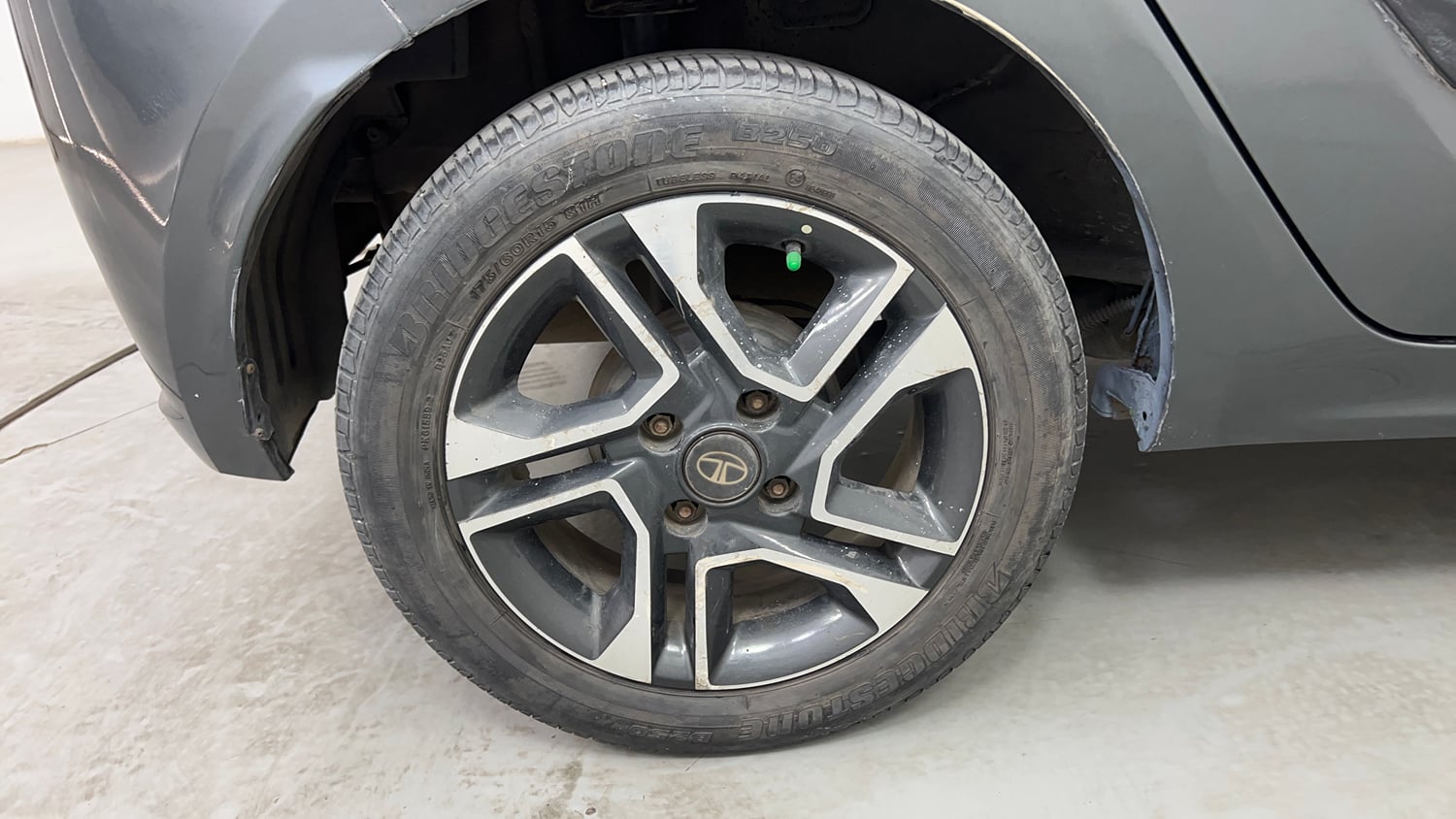 Used 2020 Tata Tiago XZ Plus Petrol Manual tyres RIGHT REAR TYRE RIM VIEW