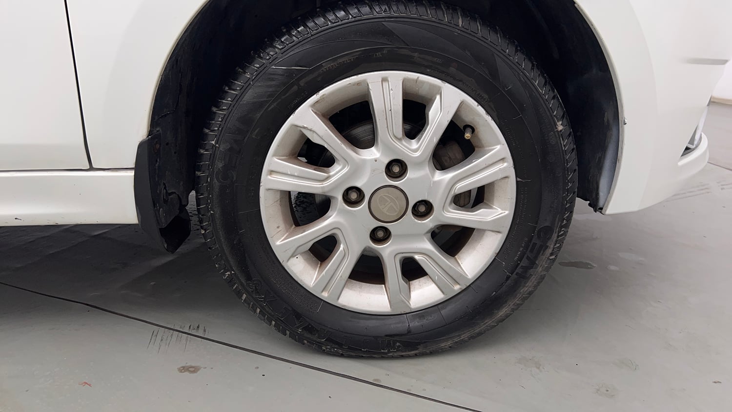 Used 2018 Tata Tiago Revotron XZ Petrol Manual tyres RIGHT FRONT TYRE RIM VIEW