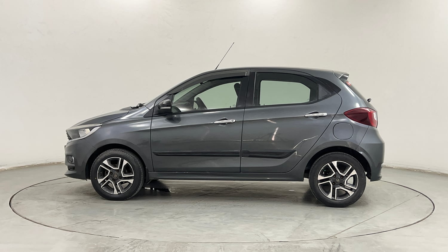 Used 2020 Tata Tiago XZ Plus Petrol Manual exterior LEFT SIDE VIEW