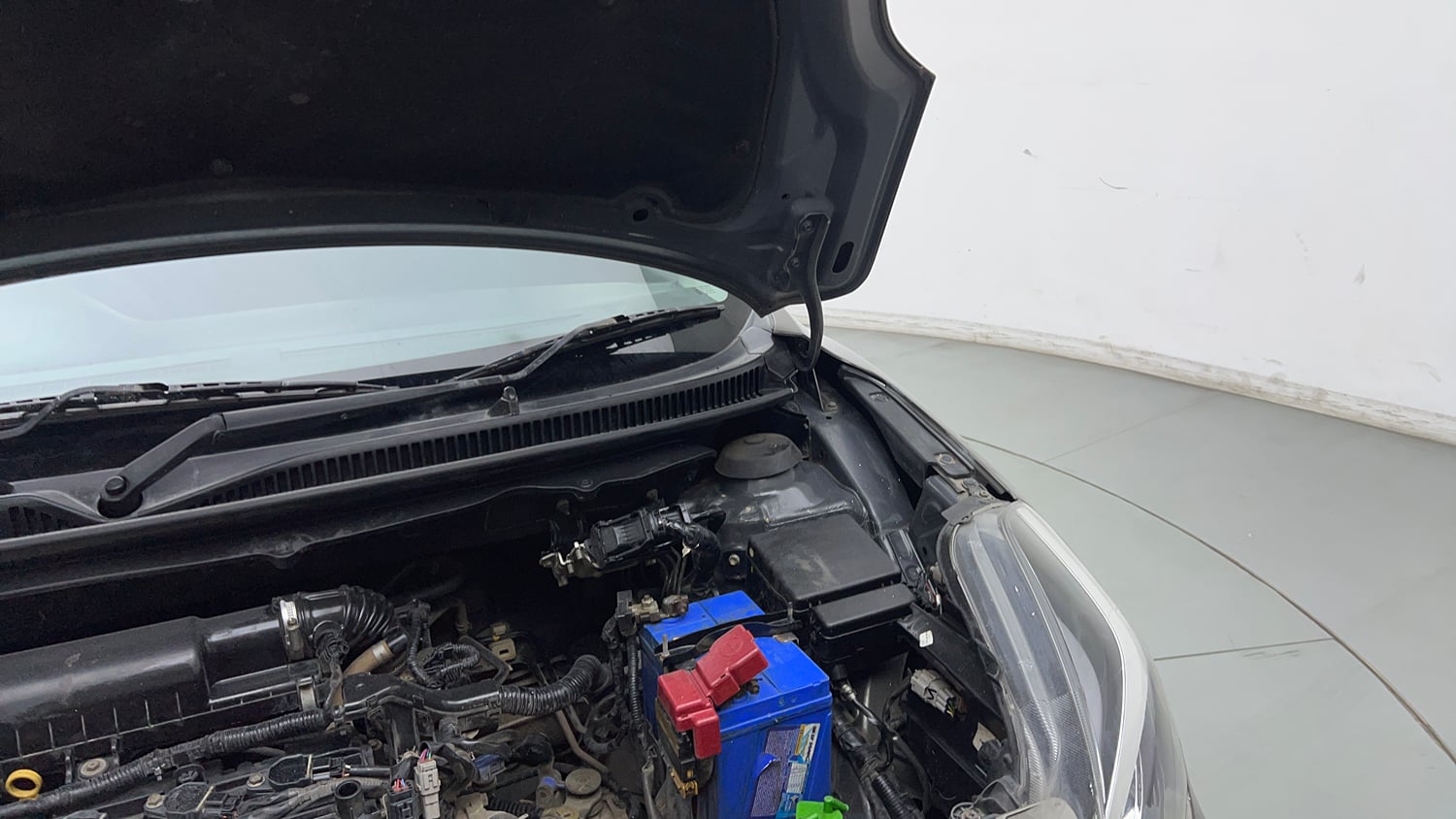 Used 2019 Maruti Suzuki Baleno Zeta Petrol Manual engine ENGINE LEFT SIDE HINGE & APRON VIEW