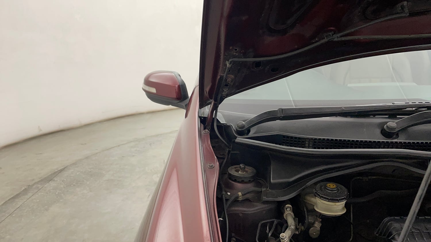 Used 2012 Honda City 1.5 V AT Petrol Automatic engine ENGINE RIGHT SIDE HINGE & APRON VIEW